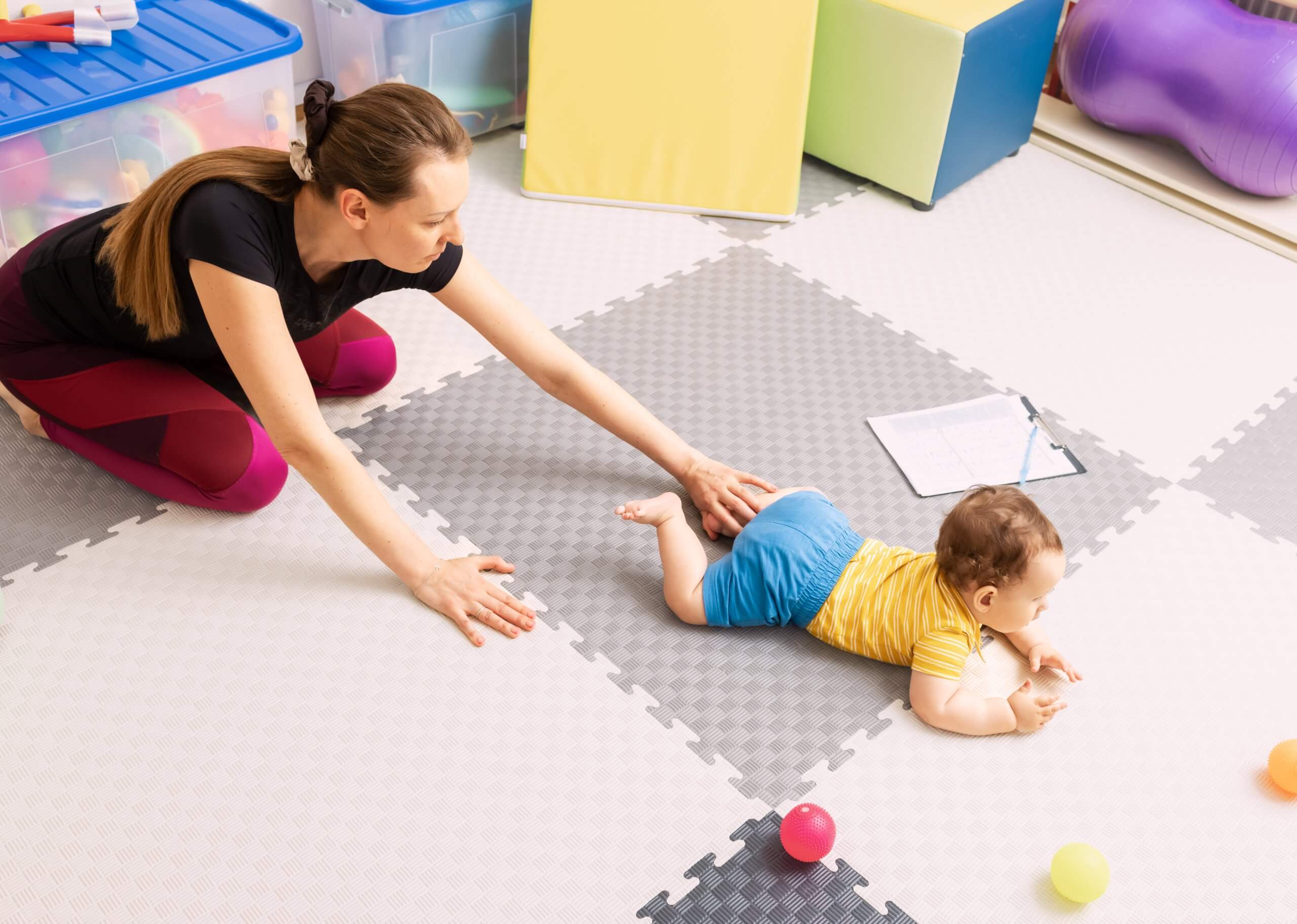 Grafik mit Indikatoren für Frühförderung - Überschrift mit Fragenzeichen, Glühbirnen und Notizblöcken