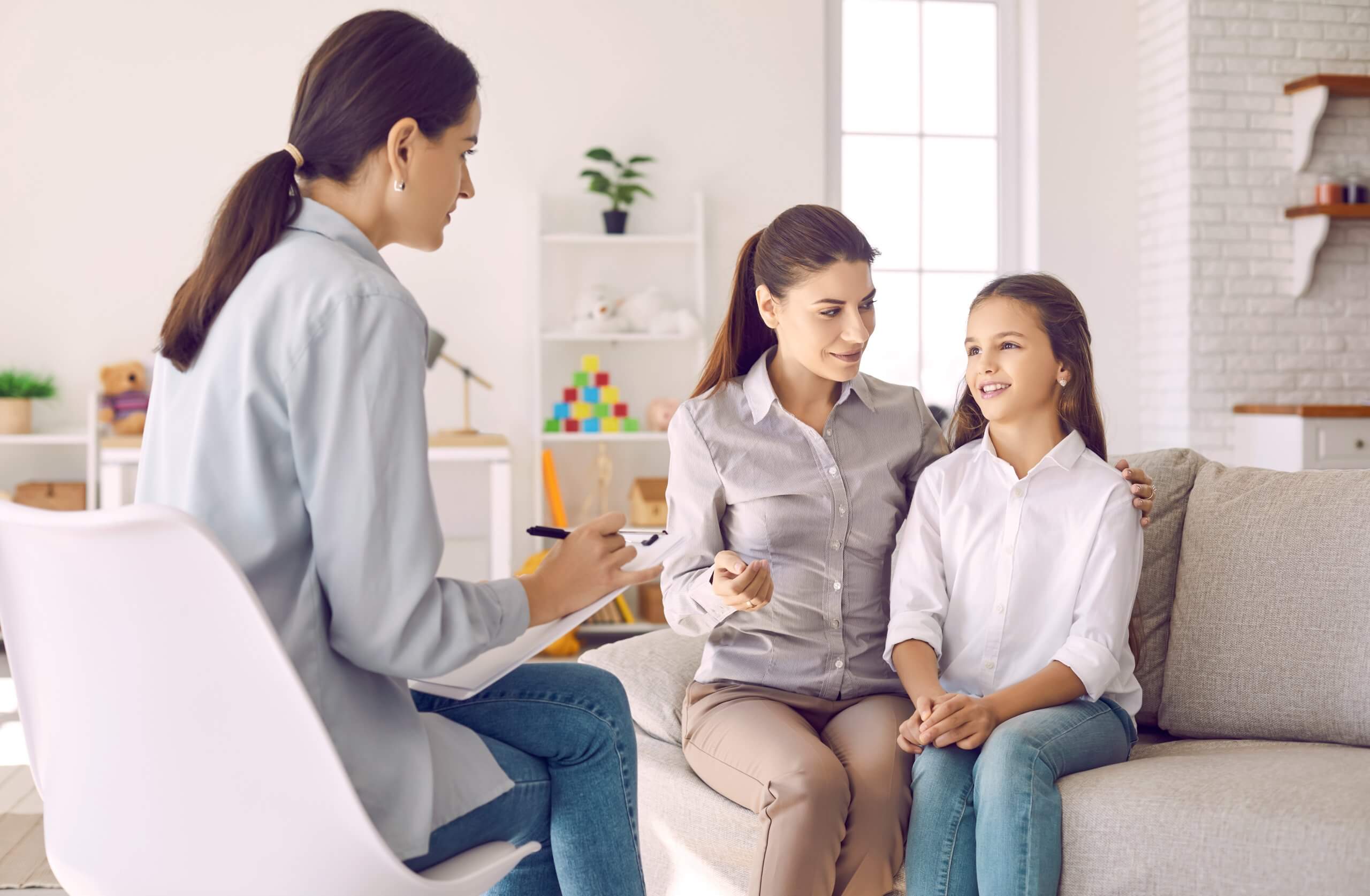 Ein Frühförderungsraum mit Spielzeugen und Bildungsressourcen für Kinder, bekräftigt durch TheraVira's Leitbild 'Frühzeitig fördern, nachhaltig stärken'.