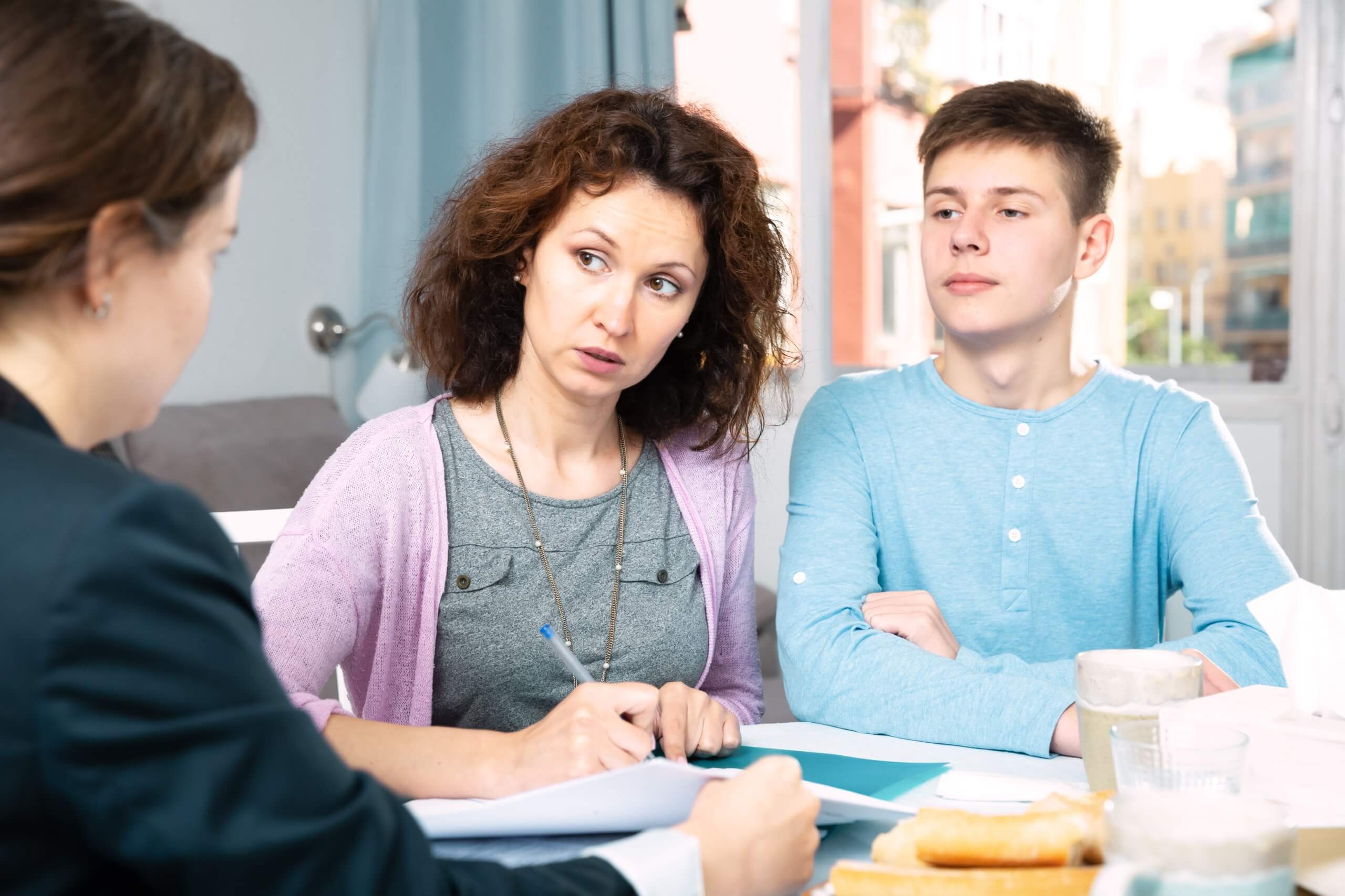 Kind mit Mutter beim Erstgespräch in der Frühförderstelle