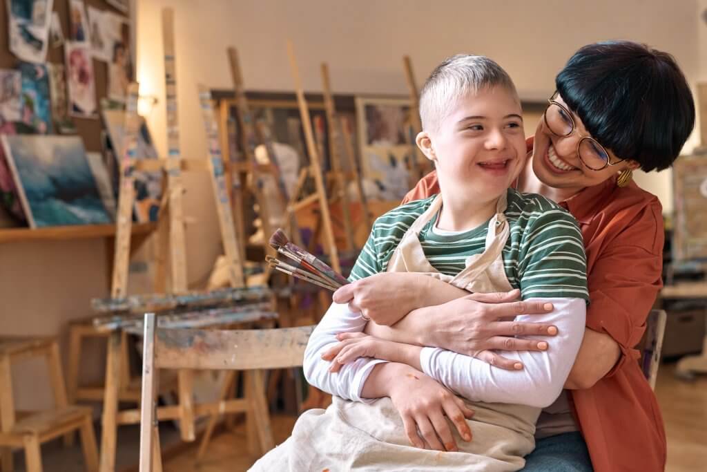 Lachendes Kind mit Trisomie 21