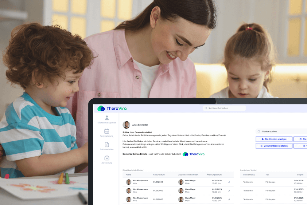 Frau malt gemeinsam mit Kindern an einem Tisch. Im Vordergrund ist ein Screen von einer TheraVira Anwendung zu sehen.
