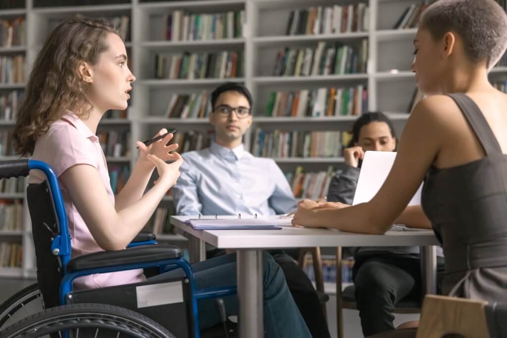 Frühförderung im Spielraum mit Kind und Heilpädagogin, unterstrichen durch den TheraVira Logo